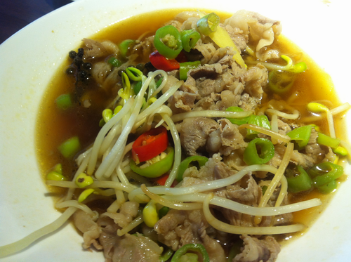 还没等我拍照，他们就开吃了，上面的肥牛还是挺多的。