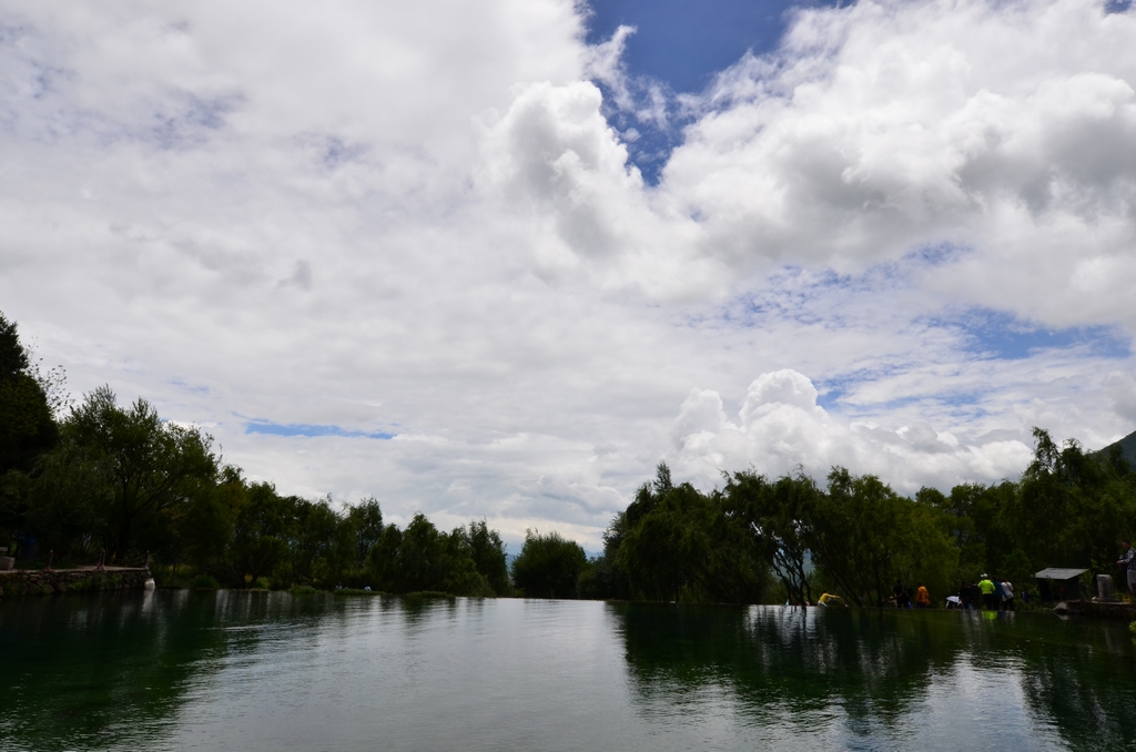 玉水寨中的池塘艳色