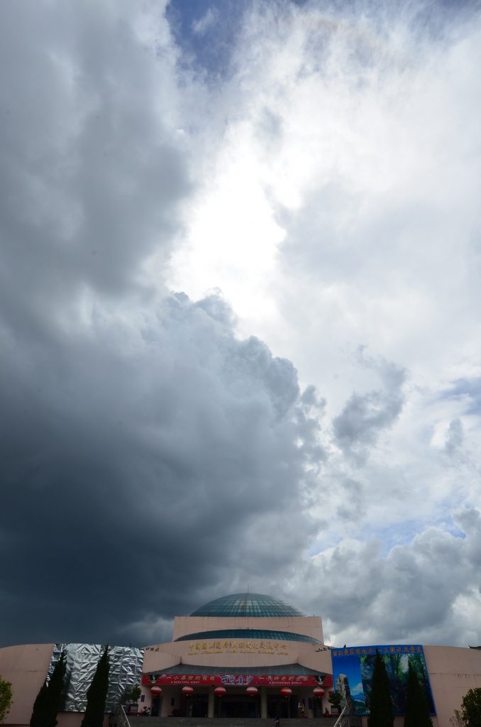 “丽水金沙”剧院上空乌云密布