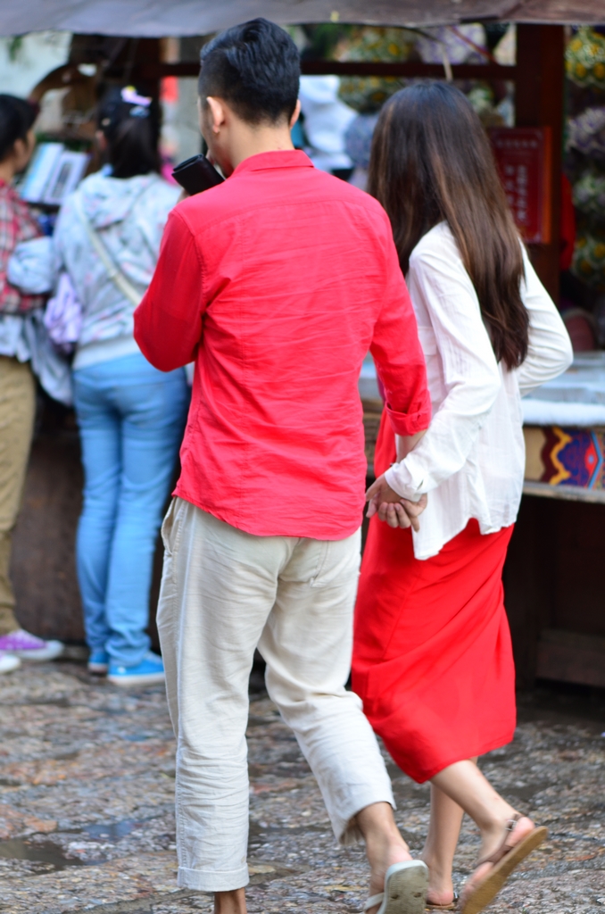 游荡在古城的“情侣”游客