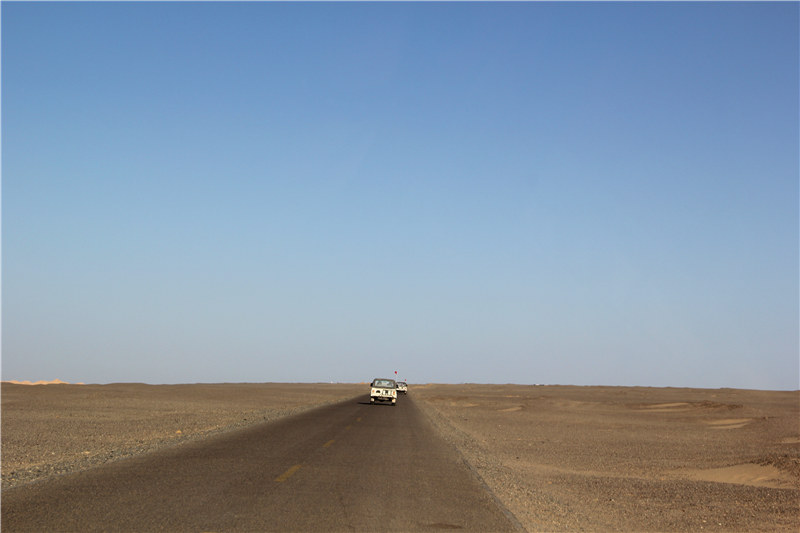 走在雅丹的路上