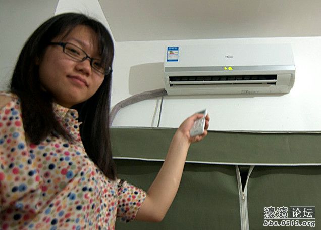 【8月9日 配图】田雨成为爱情公寓里1分钟速冷空调的首个体验者.jpg