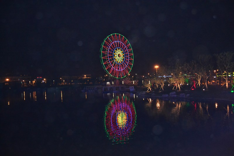 夜晚变幻的摩天轮