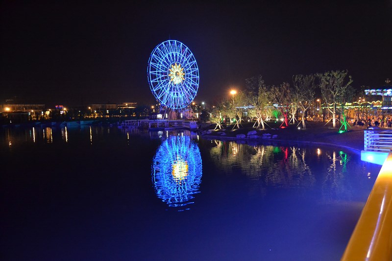 蓝色的摩天轮倒影