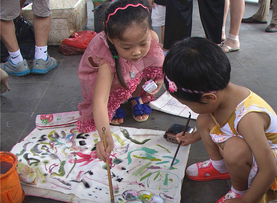 两位小朋友在放生现场绘放生图