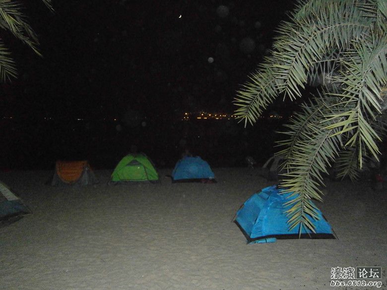 小青年租个帐篷就过夜