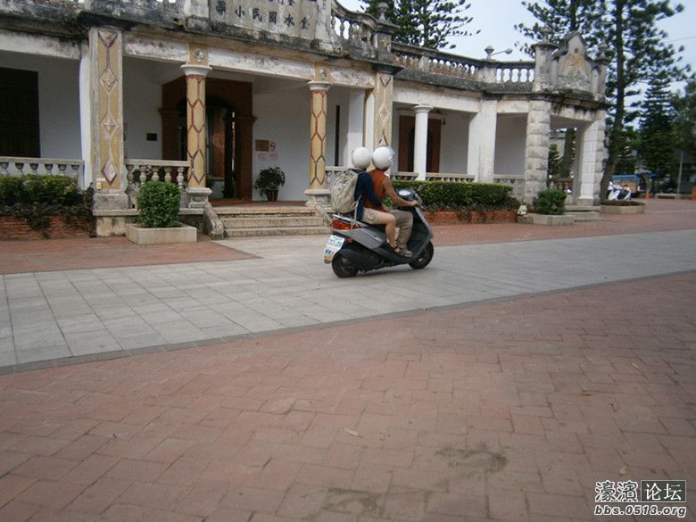 没有一个警察，骑手们自觉戴头盔，无一例外