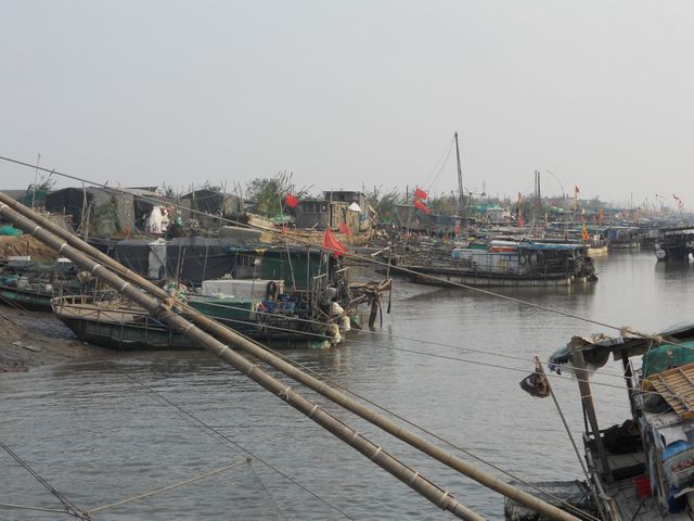 连兴港闸口处渔船