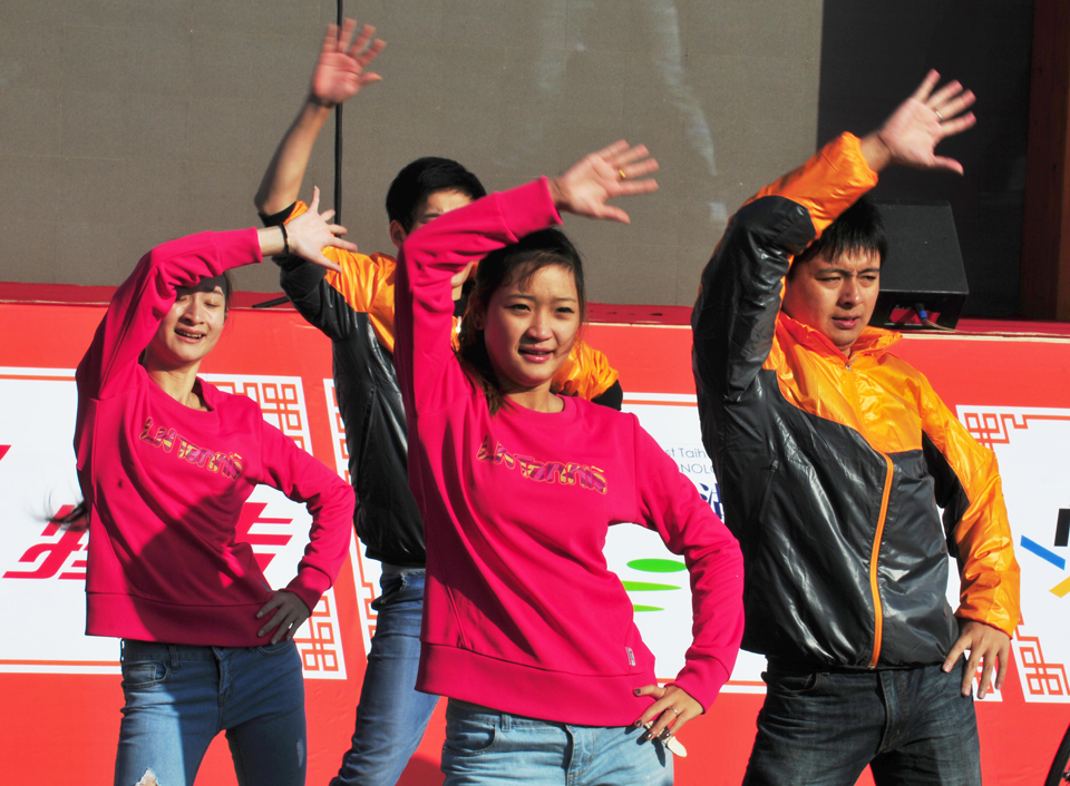 国际公路自行车赛开赛 南通民间舞演中外佳宾印象深.jpg