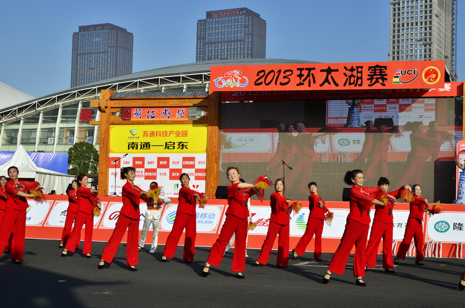 国际公路自行车赛开赛 南通民间舞演中外佳宾印象深 (2).jpg
