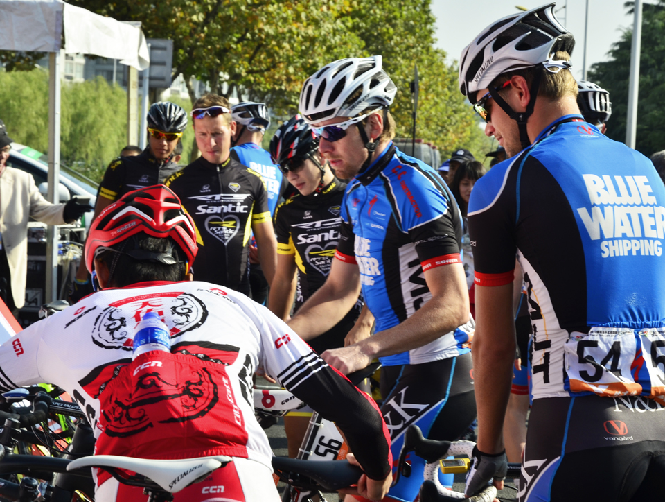 钱伟章摄  2013年11月4日2013年第四届环太湖国际公路自行车赛（南通赛段） (7).jpg