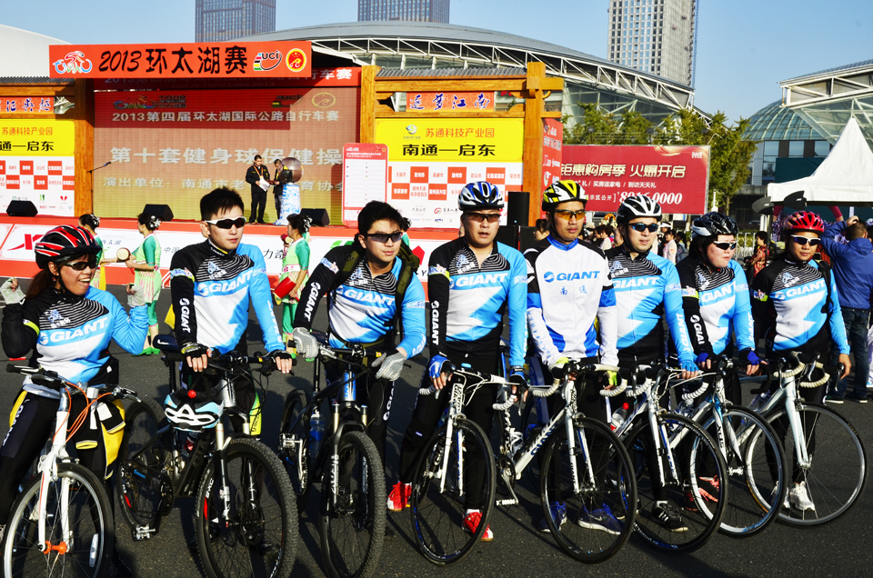 钱伟章摄  2013年11月4日2013年第四届环太湖国际公路自行车赛（南通赛段） (2).jpg