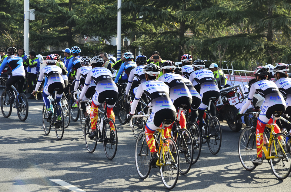 钱伟章摄  2013年11月4日2013年第四届环太湖国际公路自行车赛（南通赛段） (5).jpg