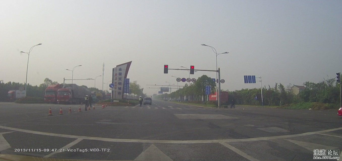 红灯中，看见一逆行