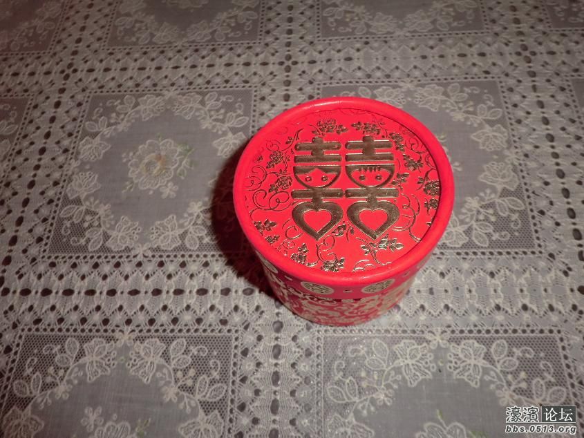 大红色，很喜庆，这个公色很鲜艳