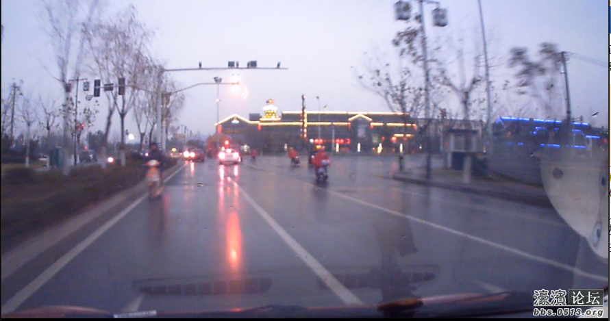 前面骑电驴的逆行