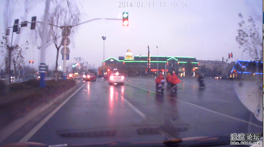 前面信号灯后面的柱子上是探头