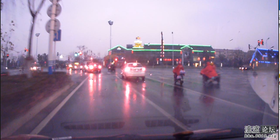 此时摄像头在车顶上