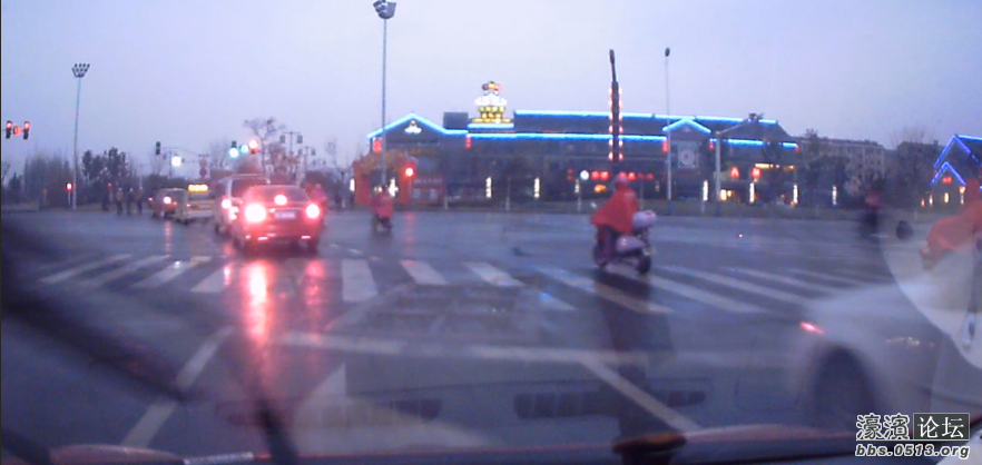 此时过了摄像头到了左拐停止线，前面就是第一条我过去时是绿灯，到了要到等待区的停止线红灯了