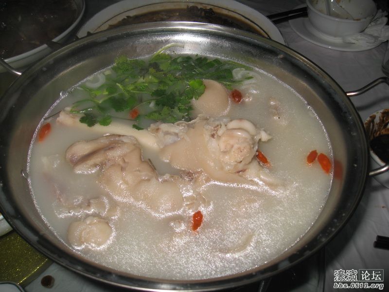 鲜美的羊汤，每个人喝了三碗。