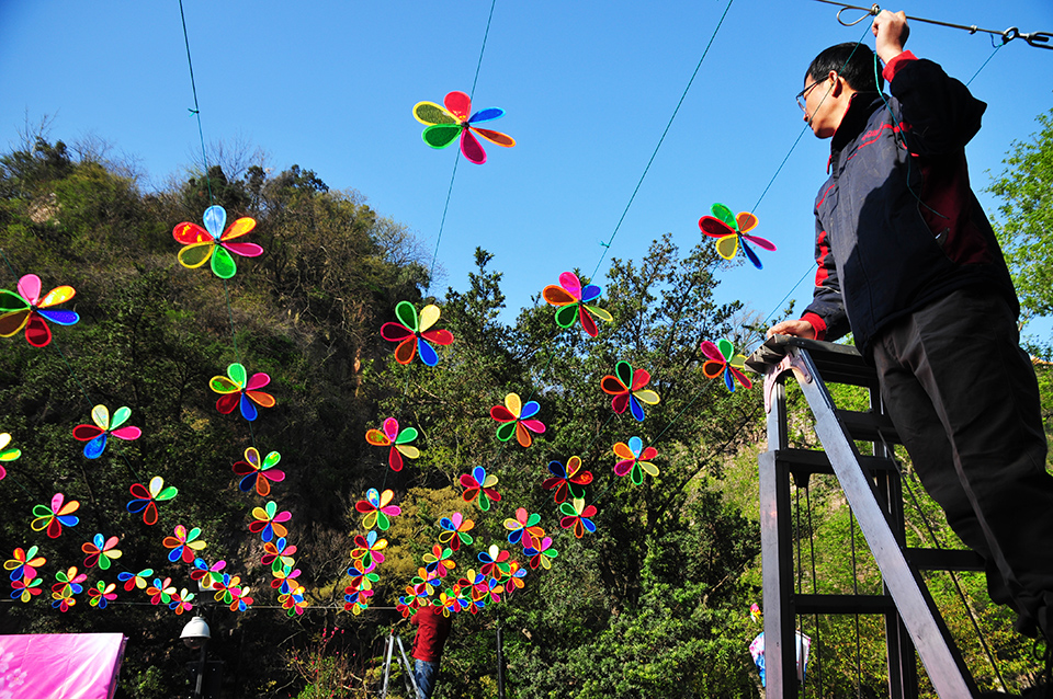 2014狼山桃花节明日开幕  工作人员忙着布置 (2).jpg