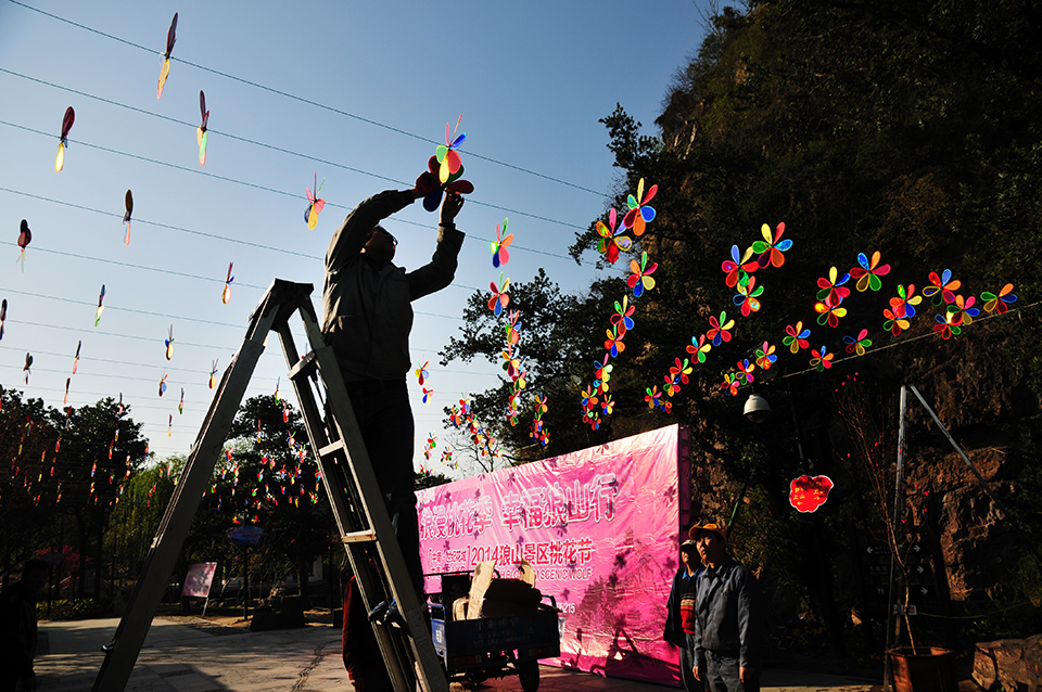 2014狼山桃花节明日开幕  工作人员忙着布置 (4).jpg