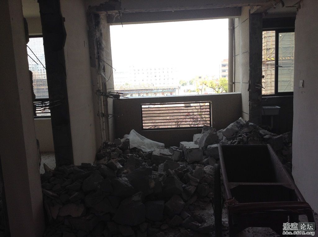 砸墙的场面，房子质量很好