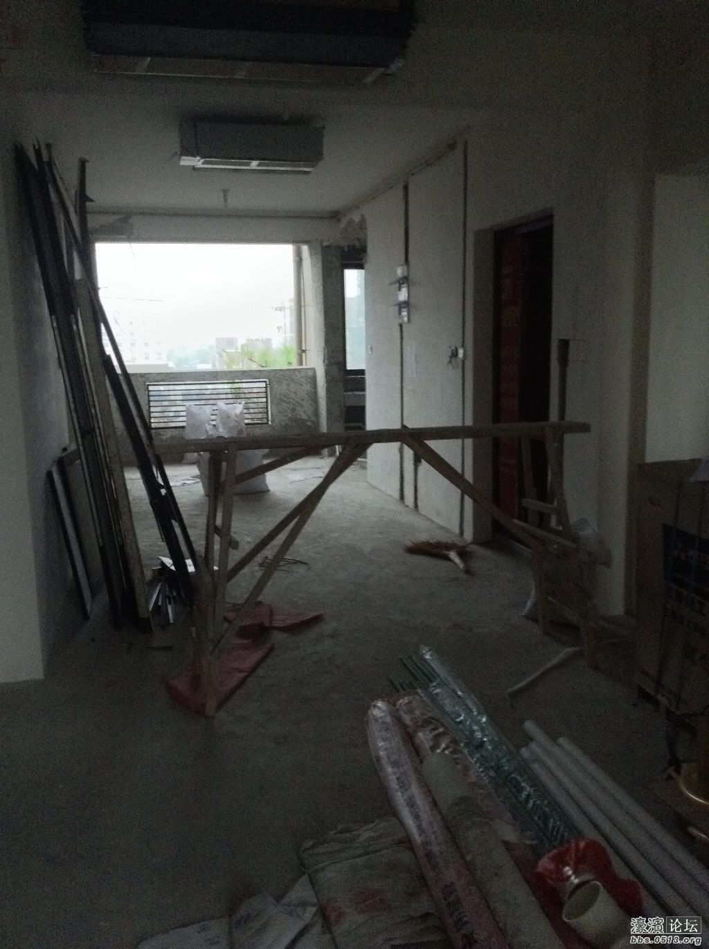 家里墻敲好了，空调装一半，等水电进场。