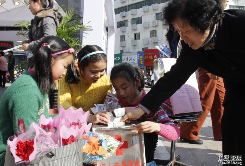 三个小朋友中间为张天悦