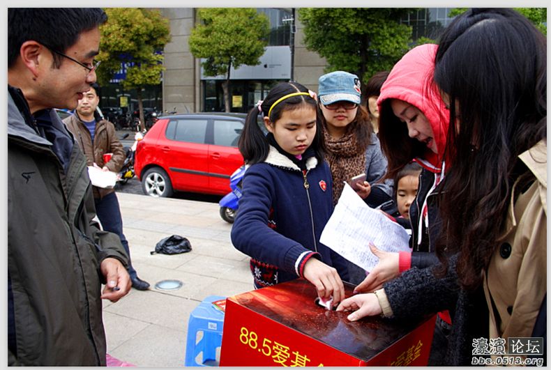 父女俩在88.5公益活动现场