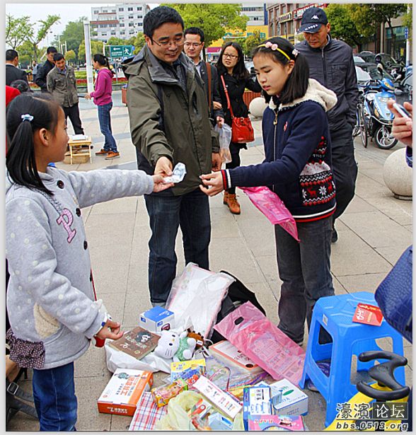 父女俩在88.5公益活动现场