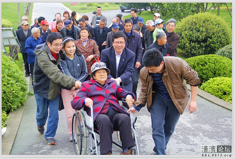 陆善洪、张迅雷等江海志愿者带领老人游览园博园