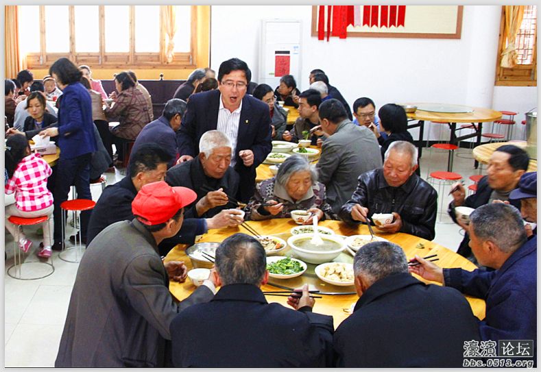 陆善洪在安排老人中餐