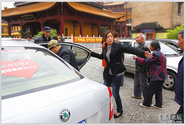 南通奥特莱斯购物广场大客户部经理陈晓燕在安排老人上车