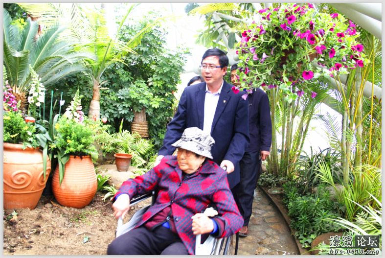 陆善洪推着老人游览园博园