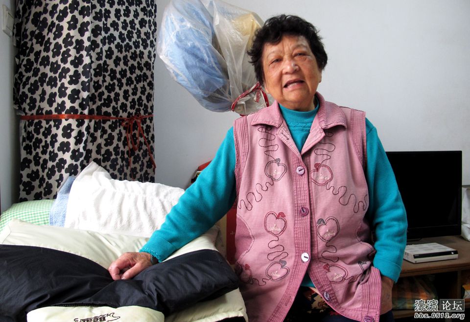 图为虹桥社区老人张曼丽年老多病，在诉说经常接受马建的免费接送服务。