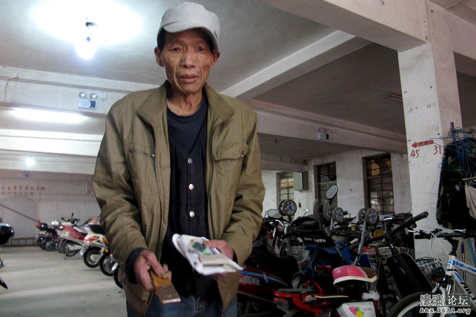 马建去为居民免费补胎。