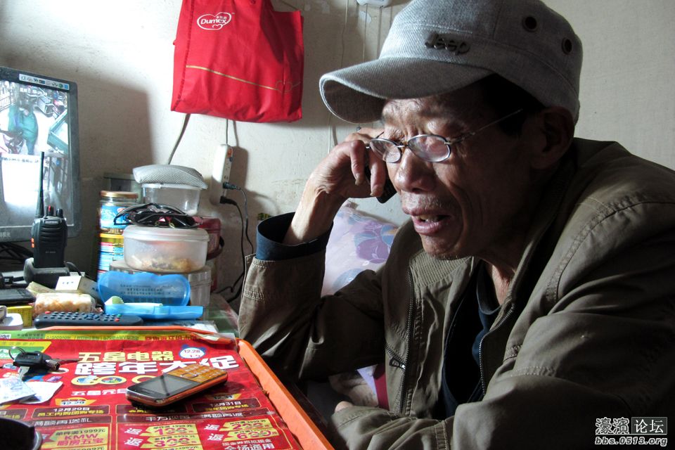 图为马建在休息室，等待电话求助。