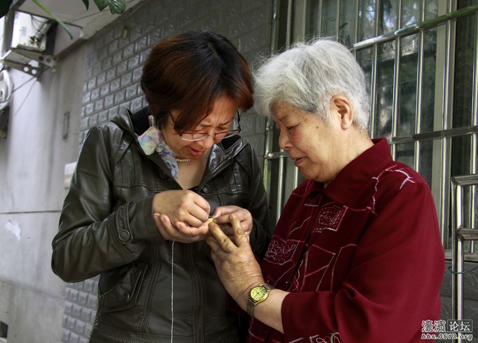 新桥北村社区76岁的空巢老人史阿林手心刺进一刺已经红肿，正巧碰见社区杨靖书记把刺挑出。