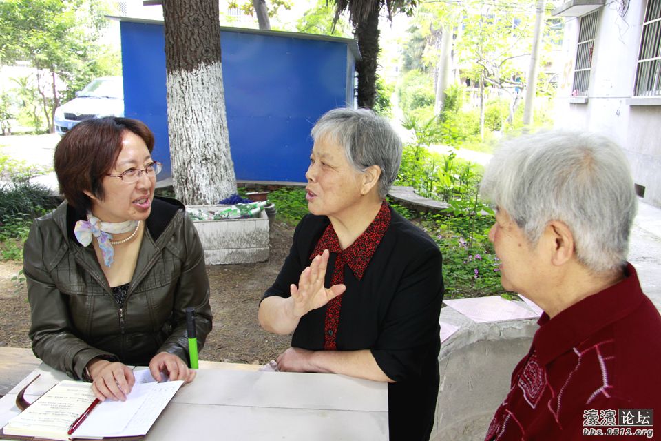 林玉芳被称为“互爱邻里理事长”。图中林玉芳在交流。