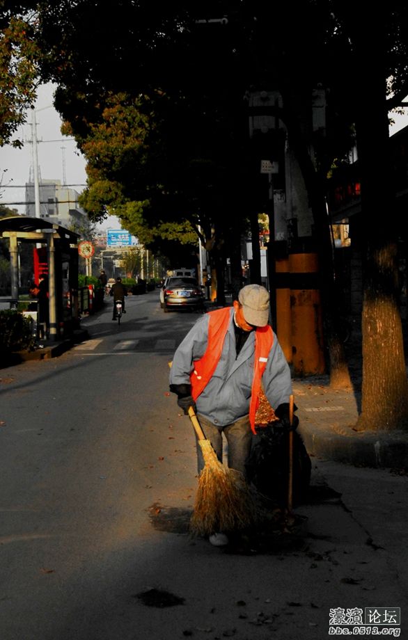晨光  下的红马甲.JPG