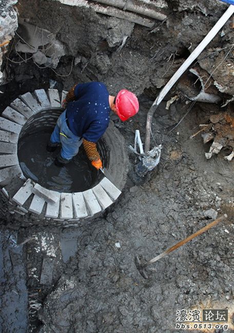 砌窨井的工人.JPG