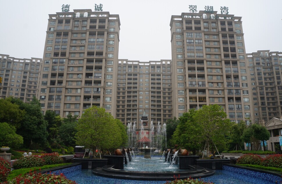 这里：景观优雅，建筑宏伟，张开怀抱等着您；（图一）——摄影主要体现德诚翠湖湾的标识，树阵、喷水池、楼 ...