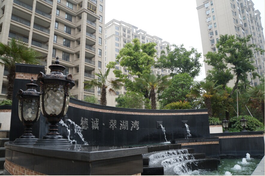 这里：灯影梦痕，叠水迎风，大好风水罩着您；（图六）——此处取景也尽显匠心！主题logo墙居中、叠瀑飞泻取 ...