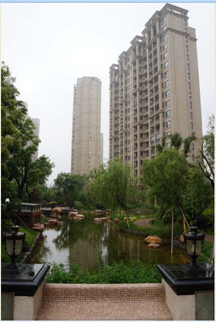 这里：湖曲湾湾，修竹依依，风姿绰约顾盼您；（图五）——近处灯座对称，远处高楼参差，之间以主题标识的湖 ...