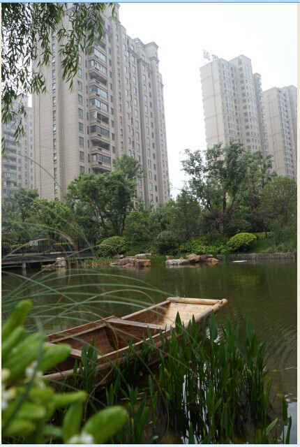 这里：轻舟闲横，远楼淡看，都市村庄惬意您；（图四）——野外无人舟自横之于都市人来说，可遇而不可求，水 ...