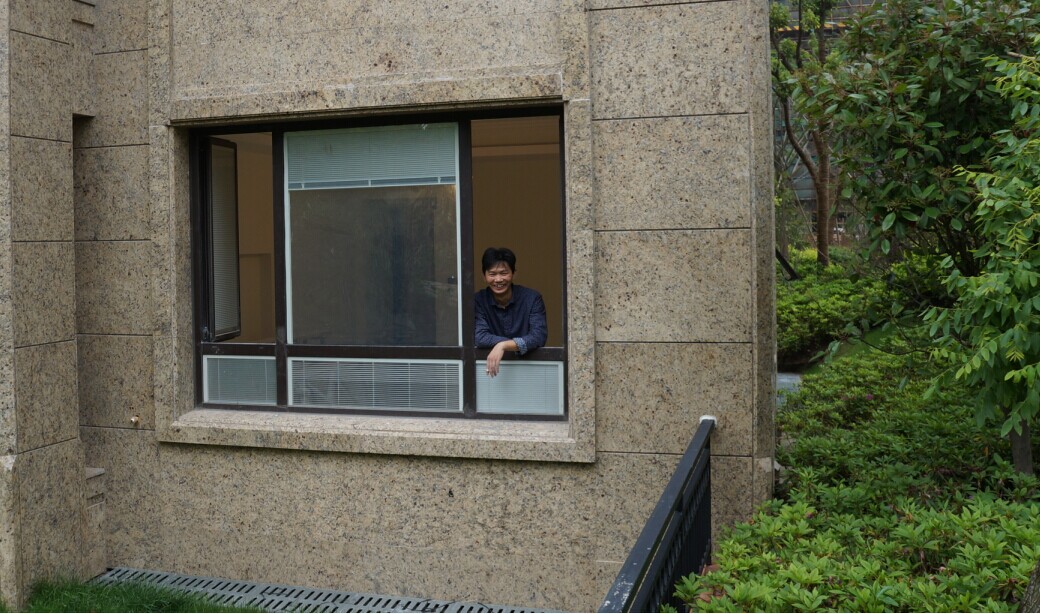 这里：浅笑舒心，业主为尊，乐居豪宅美着您；（图七）——鞋子舒服不舒服，只有脚说了算数。巧遇兴高采烈的 ...