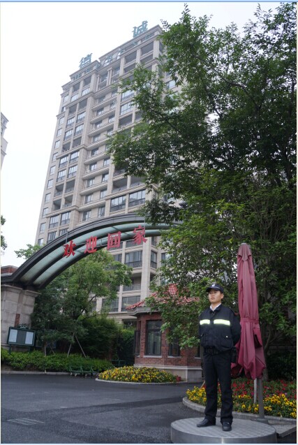 这里：不舍昼夜，全心呵护，良好物管守望您！（图九）——硬件好、软件亦不可或缺，此镜礼兵位于右下，渐次 ...