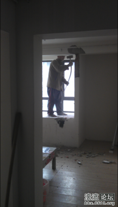 主卧的储藏室，敲