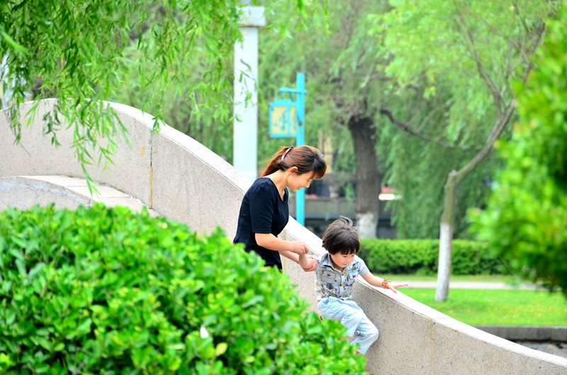 原片仅仅是风光中一对母子